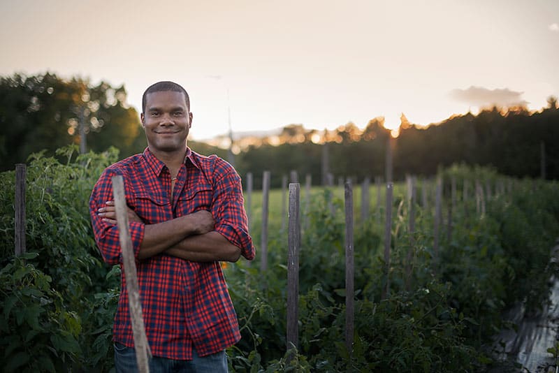 freshtrade-organic-farmer-with-tomato-plants freshtrade-organic-farmer-with-tomato-plants